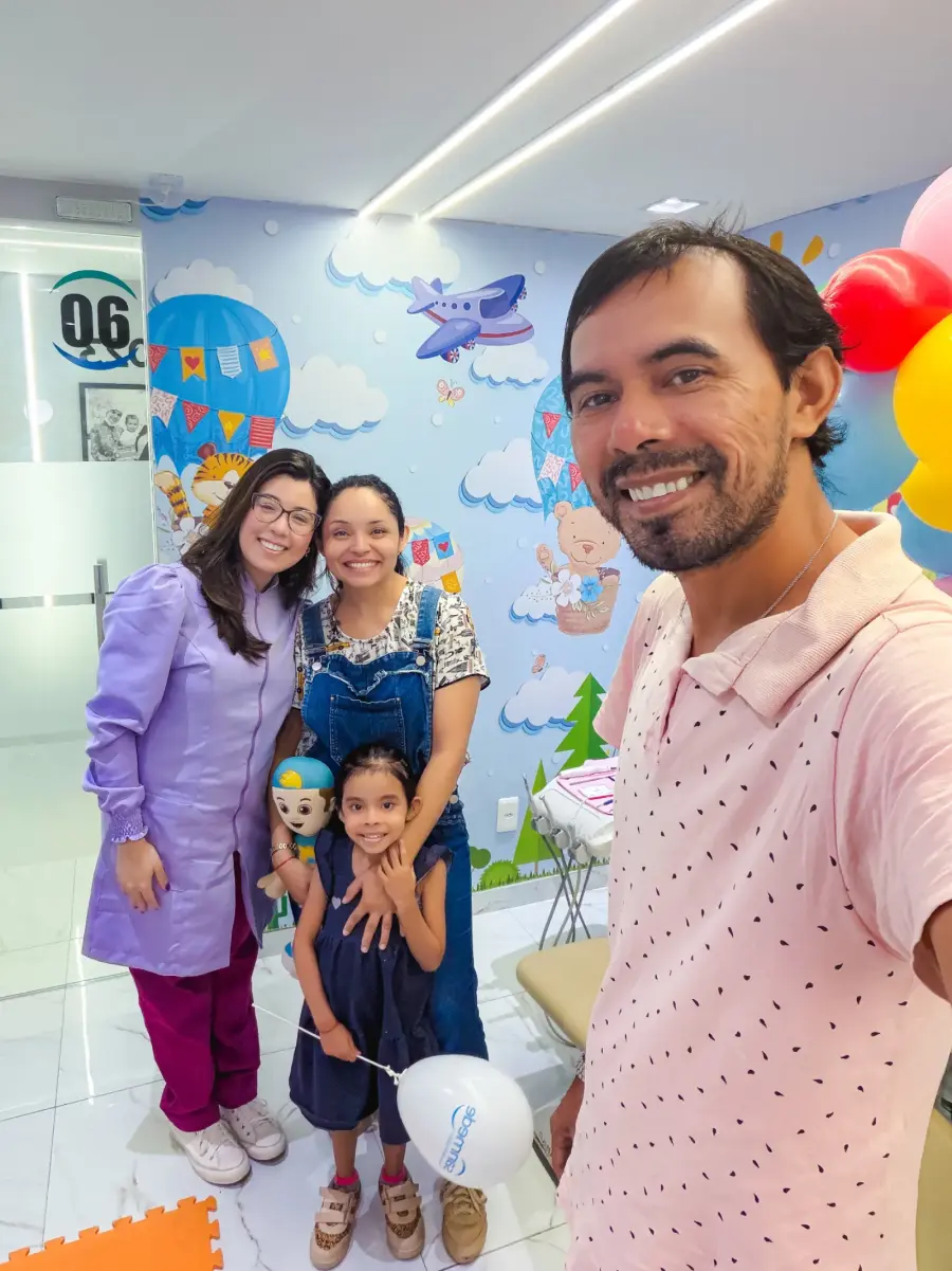 Família feliz após atendimento odontopediátrico com dentista em Manaus